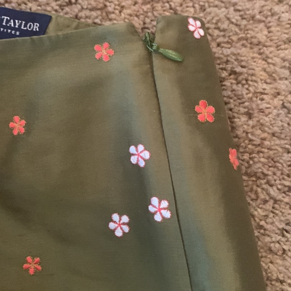 Woman’s Ann Taylor capri pants - Picture 4 of 4